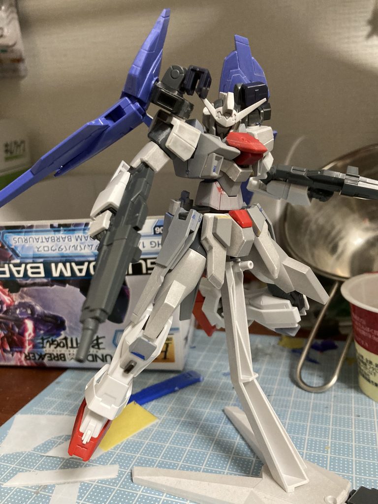 「AGE2の胸のAマーク潰してシルエット変えようぜ」なノリと勢いで改造スタートしました。