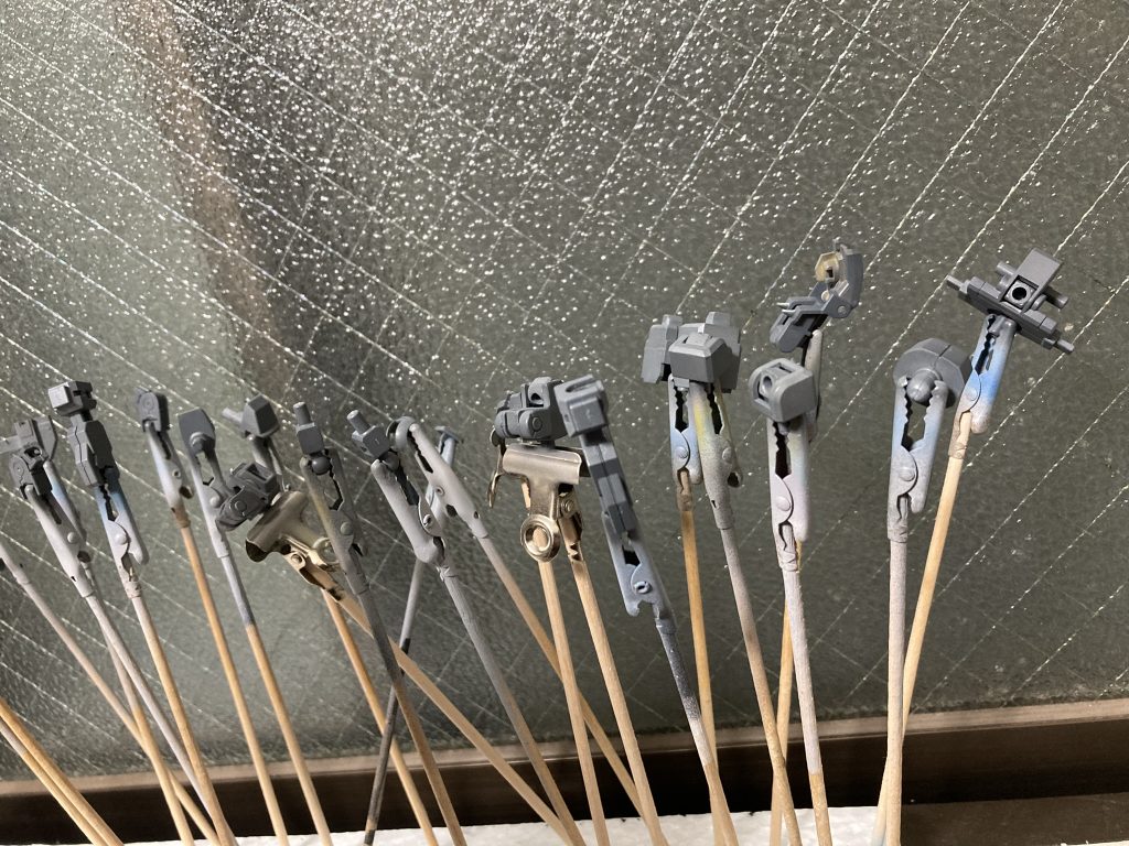 ハンディ型エアブラシで全塗装。相変わらず扱いやすいので初心者にはいいと思いますね、何より安い。ハンドピースは多分0.5じゃパワー不足なので0.3前提と考えておいたほうが良いね（教訓）