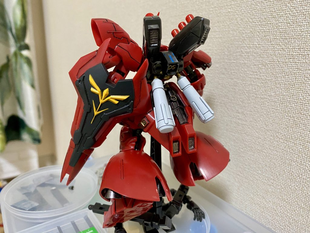 スプレー塗装。背中のタンクのみ白のサーフェイサーで塗ってみました。缶スプレーに感動。めっちゃ綺麗に塗れる。エアブラシも気になってしまいますね。ファンネル部分もマスキングしてスプレーし、上からガンダムマーカーしましたが、ここでも学びました。「ガンダムマーカーは重ね塗りできない(他の塗料を侵食する。上も下もNG。)」ごく少量なら大丈夫なんですけどね・・・。