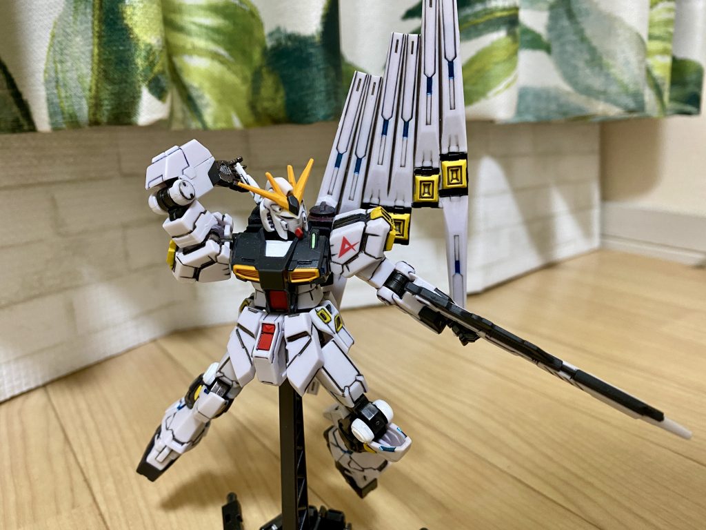 作った順番的にはνガンダム→サザビー。「とりあえず部分塗装と墨入れをやってみよう」から始まりました。ガンダムマーカーを購入し、ちょこちょこと。メタリックブルーはサイコフレーム部分を意識して塗ってます。墨入れもガンダムマーカー。「筋彫り」という言葉は知ってましたが、工具がないのでキットそのままです。この時勉強したのは、「塗料はプラモ(樹脂)を侵食する場合がある」ということ。このキット、フレーム部分と装甲部分の材質が違うようで、フレーム部分にガンダムマーカーを塗るとものすごく脆くなります。関節部分をメタル塗装したのですが、すぐに折れてしまいました。接着剤での復旧も不可能だったので、やむをえず、フレームを追加購入(運よく発見できた)し、なんとか完成。