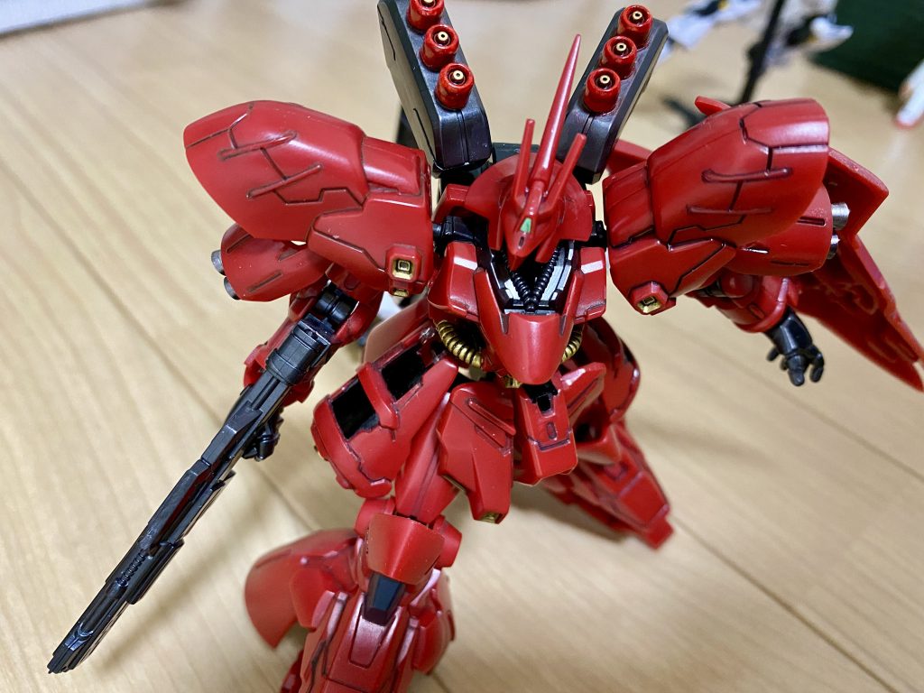 次に作ったのがサザビー。これも色々練習しながら作りました。・筋彫り・墨入れの色お試し(茶色と黒)・墨入れにエナメル塗料を使う・缶スプレー塗装・バーニアの追加(壽屋パーツ)「筋彫り」最初はニードルを使ってやってましたが、どうも0.15と0.2など、幅のある工具もあると知り、筋彫り堂の工具を途中から導入。「墨入れ」は黒だとキツすぎるきがしたので途中からダークブラウンを導入。結果、左半分は黒、右半分はダークブラウンを使用してます。ダークブラウンの方が自然な感じがしますが、好みの問題かな?でも、塗料を流し込むのは楽しいですね。