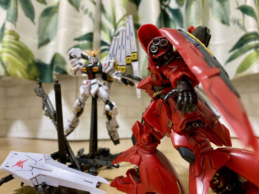 バーニアの追加。肩アーマー、サイドスカート、足のアーマー内に全部で20個、バーニアを追加しています。最初から「ここに壽屋のバーニアをつけてください」と言わんばかりの構造になってたので、その意図を汲んだ形。サイズぴったりでした草