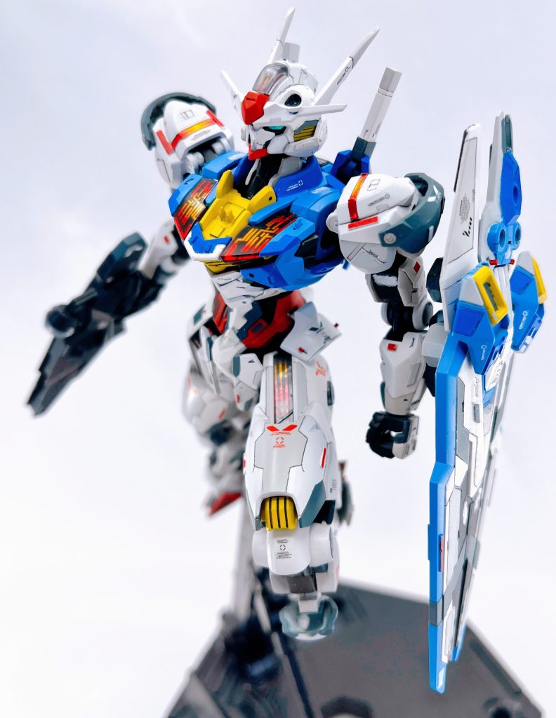 ポージングをせず、素立ちで飾っても見栄えするように制作しておりますが、少しポーズをつけてあげるだけでカッコよさが何倍も引き立ちます。