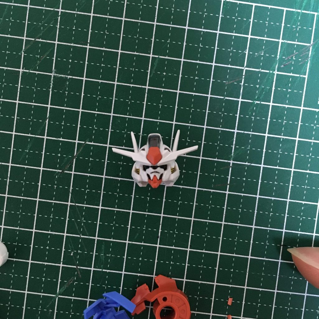 一番時間がかかったのが頭部(顔)の加工ですね。「よりガンダムらしい」顔つきになってますか?!うさ耳ブレードアンテナは画像から判断して短くしましたが、公式設定ではもっと短かったですね・・・