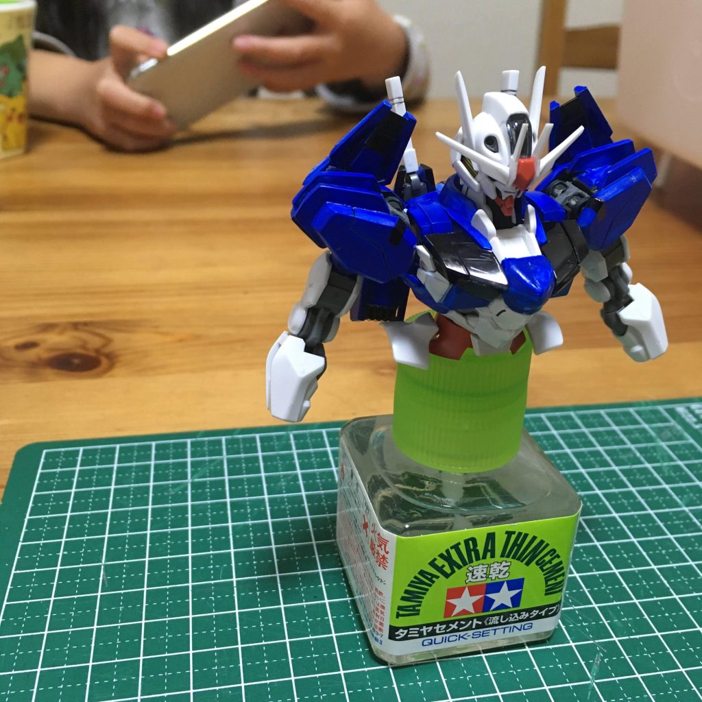 正面から見ることしか考慮していないため、フライトユニットは完全なダミーです。つま先パーツをカットして両面テープで貼ってあるだけ・・・塗装はガンダムカラーの基本色「青」を筆塗り。ムラだらけですが、気にせず進めます。そう、進めばふたつ!!!11話での「起動前状態」の再現なので、シェルユニットは無発光状態です。内側を黒で塗っています。