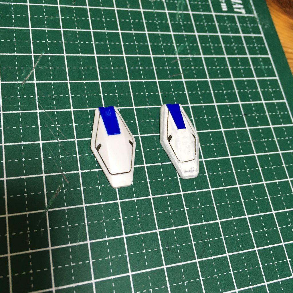 肩に取り付けるビットは、元キットをレジンで複製。右が複製したものですが、めちゃ雑ですねw