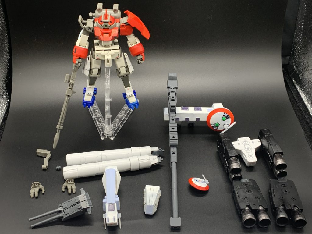一応こんな感じで装備全部バラせて各形態にできます。背面のMSGのストロングライフルはこの状態からでも外せるので別の武装もつけられるかも？Dストライカー時に左手につけてたレドームはもう1体のデミトレーナーの左手握りこぶしに犠牲になってもらってジョイントをレドーム基部に移植しました。2023年初めのガンプラはこんな感じでいかがでしょう