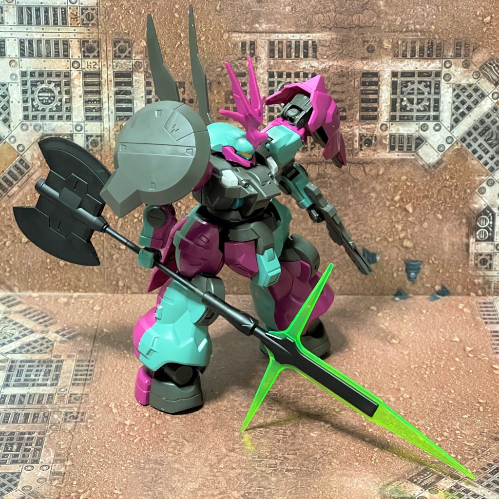 (　。・v・。)ﾉ ビームパルチザンとアックスを組み合わせたこちら。「刺突、殴打はもとより、棒術の動きを取り入れることで多様な戦法を取ることができるが、扱いが難しくなっておりパイロットを選ぶ武器」という設定です。