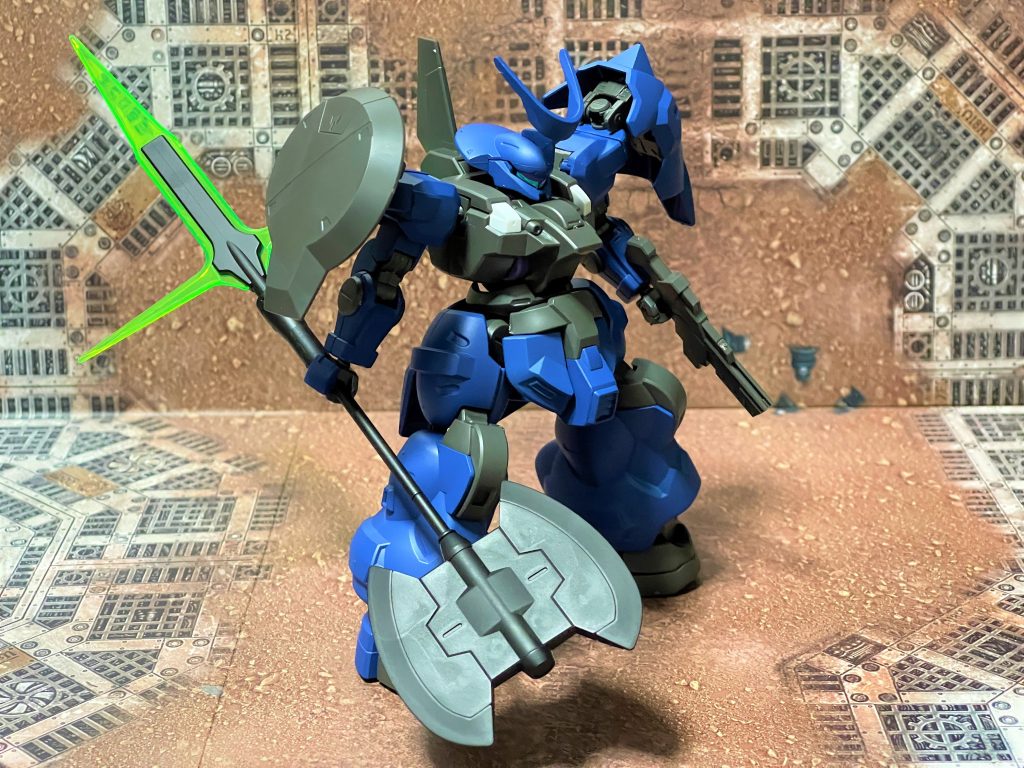 最大の変更点はこの武器である。「ビームパルチザン」と「アックス」をつなげた、一見単純に見える構成だが、重心位置が精密に計算されており、これまでの「刺突」「斬撃」「殴打」に加えて、振り回して使うことが想定されている。そのため扱い方はむしろ「棒術」のそれに近い。そのため、パイロットを選ぶ武器になっているが、グェルがラウダを信じたうえでの改良案であった。