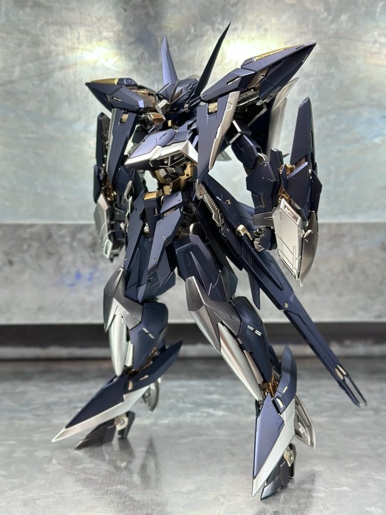 素立ちで。変形機構のため、ポーズ付けや足裏の設置を調整するのが難儀でしたが、うまくキマるとかっこいいです。