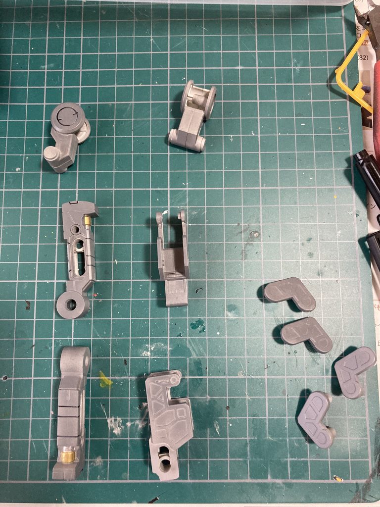 後ハメで一番頭使ったのが足のギミック。挟み込むかたちで後ハメしてるから、一部プラプラ状態になっちゃいました。無理せず段落ちモールドにしても良かったのかも、とやや反省。