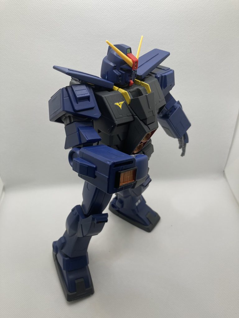 サイコガンダムMk2との中間機なので、一応手首のスラスターらしき部分はビームソード発生口として、また、膝にもビーム口を取り付け。ビーム砲をもっとたくさん付けようかとも考えましたが、今の自分のセンスでは無理でした。デザイン的にもごちゃごちゃになりそうだったし…。