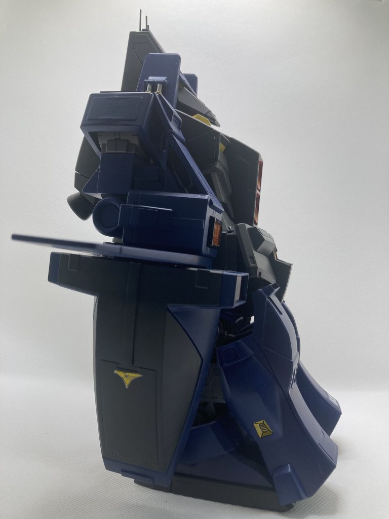 塗装には水性塗料を使用したのですが、とにかく塗装剥げがひどいw撮影のため変形させちゃったので、もう元には戻せない(ってか戻したくない)スタンド用の穴とか無いので浮遊感が出せない!まぁキットも重いので支えられないのかも。