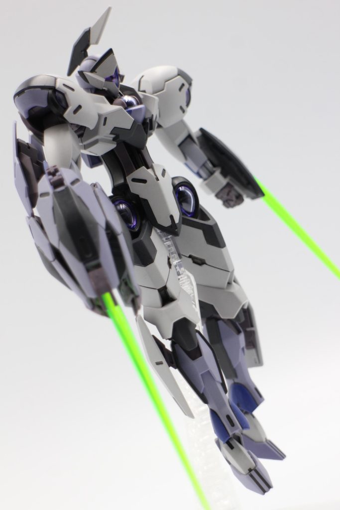 素組みでも十分にかっこいいキットですが、少しだけディテールを足すと密度が増すかな?と感じた部分にパネルラインを追加。ラインに沿って塗り分けています。