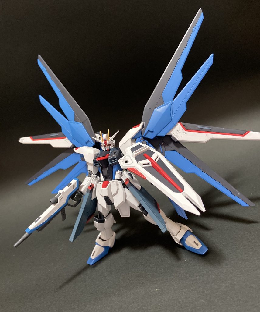 指定通りにちゃんと塗ろうとすると案外細かいところで悩まされたりするキットですが、フォルムは抜群だと思います。