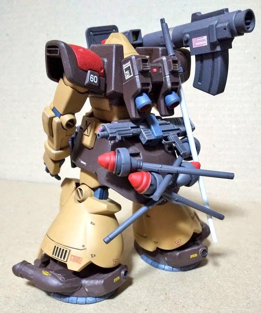 バックショットです。武器をいっぱい背負った背中はカッコいいですね。肩アーマーの所は内部のダボが丸見えになるのでダクトっぽいパーツで隠してます。