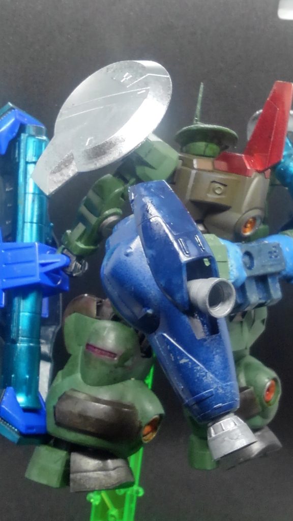 追加のスラスターはサイサリスの肩アーマーをそのまま使用。サイサリスのバックパックと肩アーマー、そしてディランザと接続はパテで半ば強引に固め、突貫工事らしい急造品らしさを敢えて出してみました。