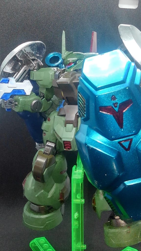 一部のモデラーの間で特級呪物扱いされている黒すぎるサイサリスという旧HG・GP02Aサイサリス。その部品をミキシングしてみました。機体のカラーは軍用を意識して電動エアブラシとガンダムマーカーでリアルタッチのダークグリーンなどをメインに調整。あえて軍用、量産機らしい機体に無理やり追加装備を積んで試験機にした感じをメインにしました