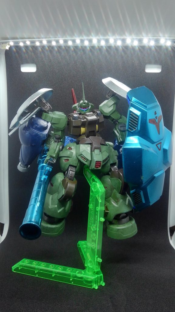 高出力ビーム砲の展開は当初は背中にそのままマウントするつもりがトリガーとなるグリップ位置の計算ミスから、このような形になりました。これなら第一話で無様にビームを防がれたグエル君でもあのエアリアルの盾を溶かしきれるか？