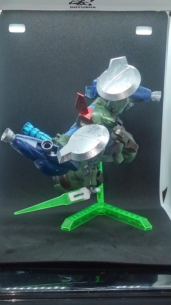 スラスターを左右逆に向けて吹かせて回転切り、進撃の巨人の調査兵団ばりの斬撃が再現可能。惜しむらくはディランザ１機しか手に入らなかったので両手装備できませんでした！