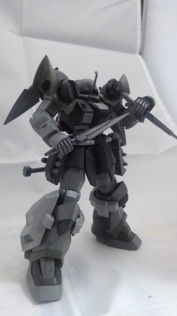 両肩に装備されている四本のクナイを二本装備。 