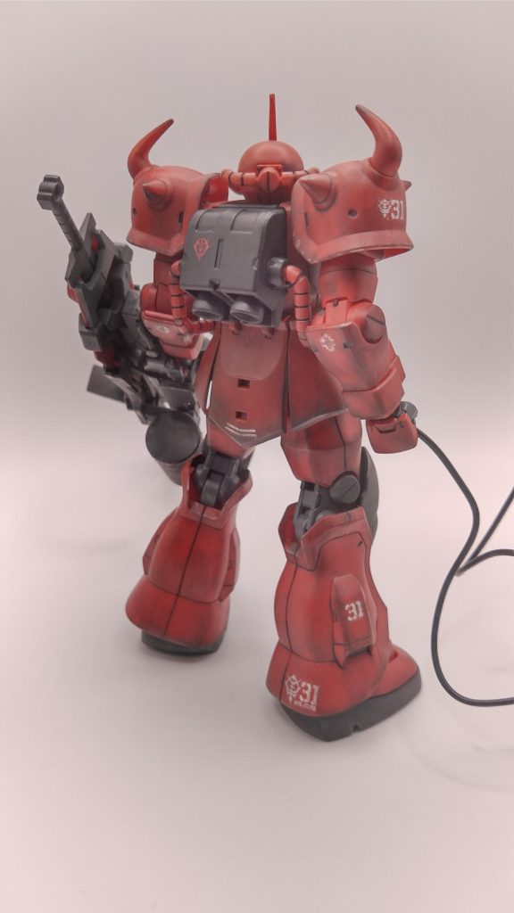 グフは、後ろ姿がかっこいいですね。痺れます。