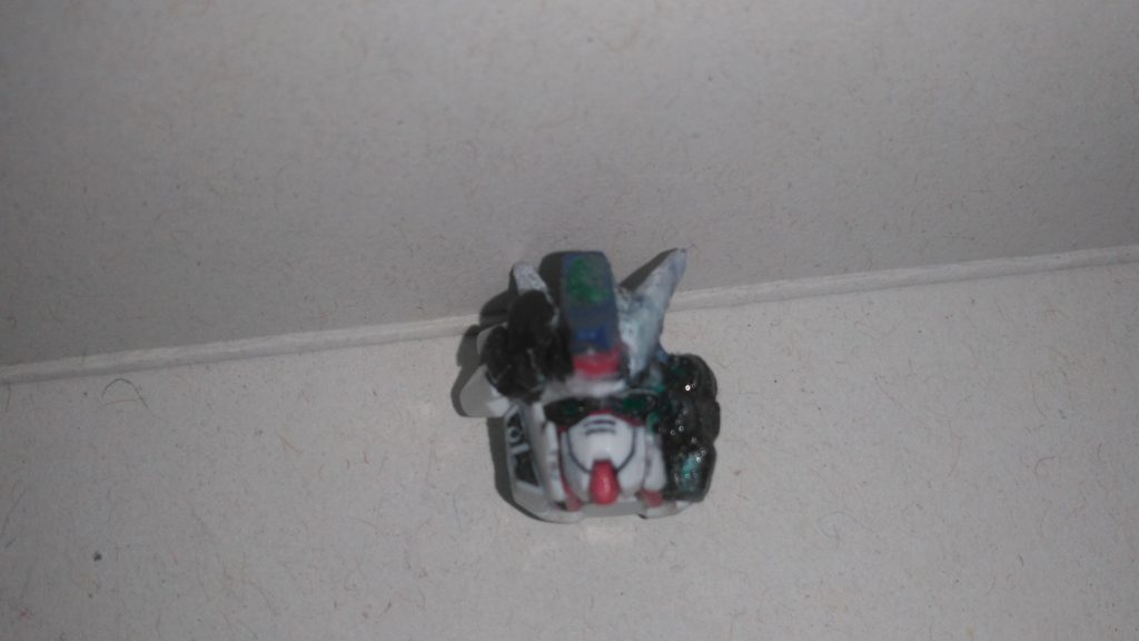 まず本機のデコの左側にHGダブルオーの猫耳（RGエクシア？)を切り刻み貼り付け通信強化用のアンテナに、左頬の排気ダクトを削りあげてレーザーポインタ兼ビームバルカンにし、接近戦にも対応できるように、それと腰部アーマー（インパルス)の下側をカットし、紙やすりで削って形状変更しました。あと写真にはありませんがサーベルラッチを一つ増設し、ダガーとして利用できるように改造しました、これが本体の主な改修です。