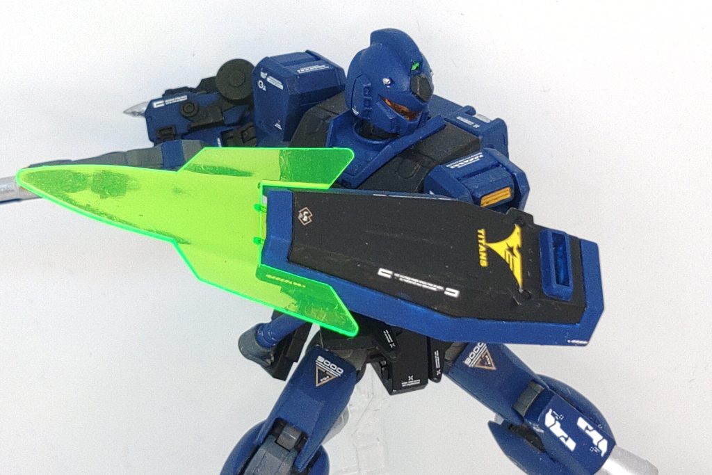小型シールド&ビームブレイド 小型シールドに内蔵された装備で近距離での不意打ちや、咄嗟の鍔迫り合いによる防御等に使用される。