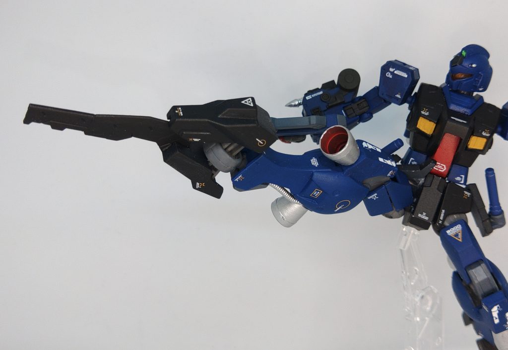 脚部ヒートブレイド 脚部新型フレームに装備されており、至近距離での意表を突いた攻撃に使用される。
