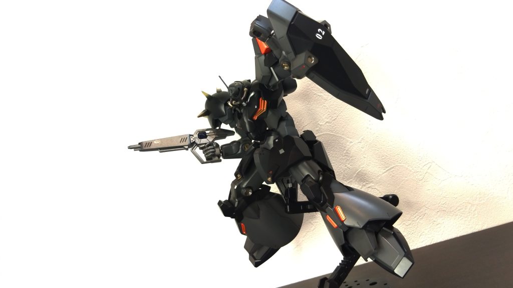 いつもは黒背景なのですが、ボディが黒なので今回は白で。