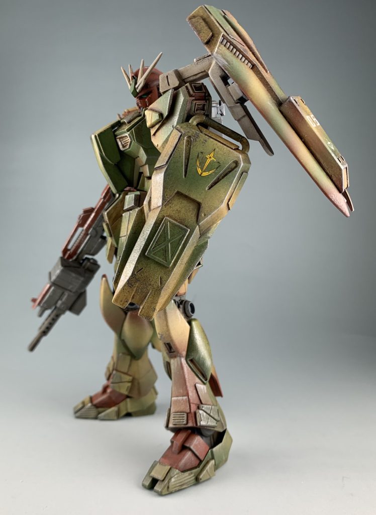 左肩と左腕にシールドをそれぞれつけ、防御力を上げています。