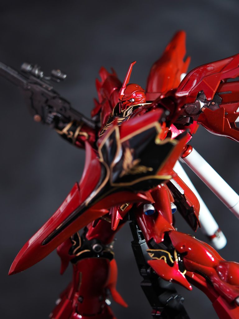 盾のエングレービングちょっと削りすぎたのでボカす。