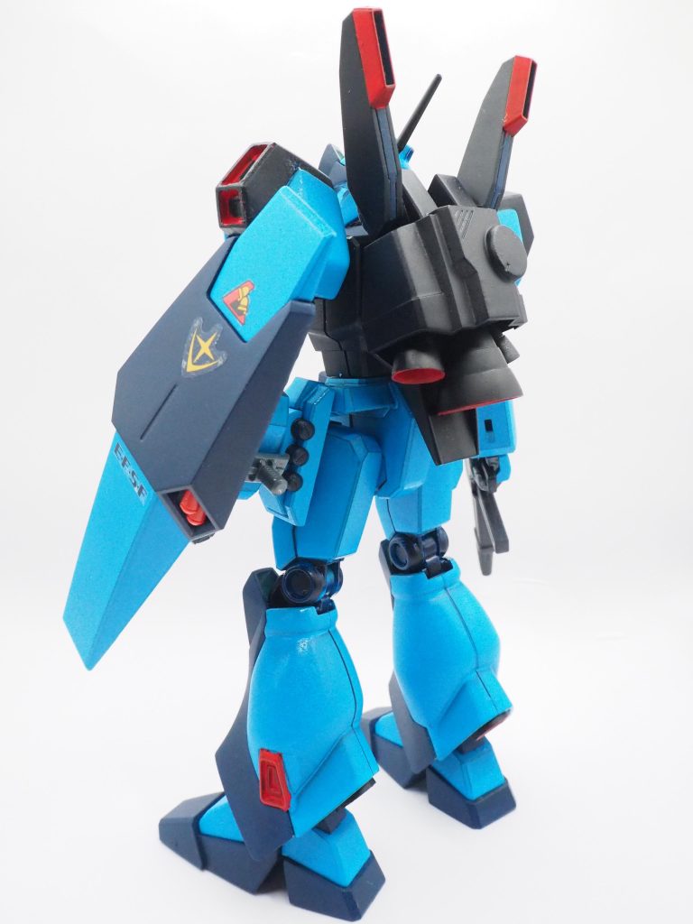 ライトブルーをメインに、足やスネ、上腕と前腕、デコと後頭部はブルー、ボディやバックパック、肩はダークブルー、赤を差し色にしてます。