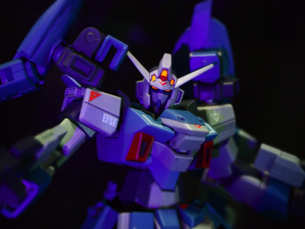 ブラックライトできれいに発光。発光箇所はMr.カラーパールホワイトの上にガイアカラー蛍光オレンジで重ね塗りしてます。