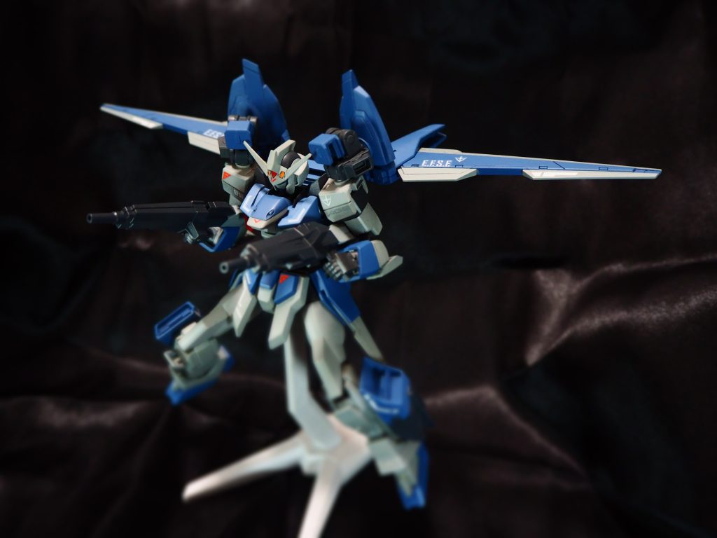 肩アーマーから伸びるフライトユニットは状況に応じた形態をとり、重力圏での対空性能に優れる。