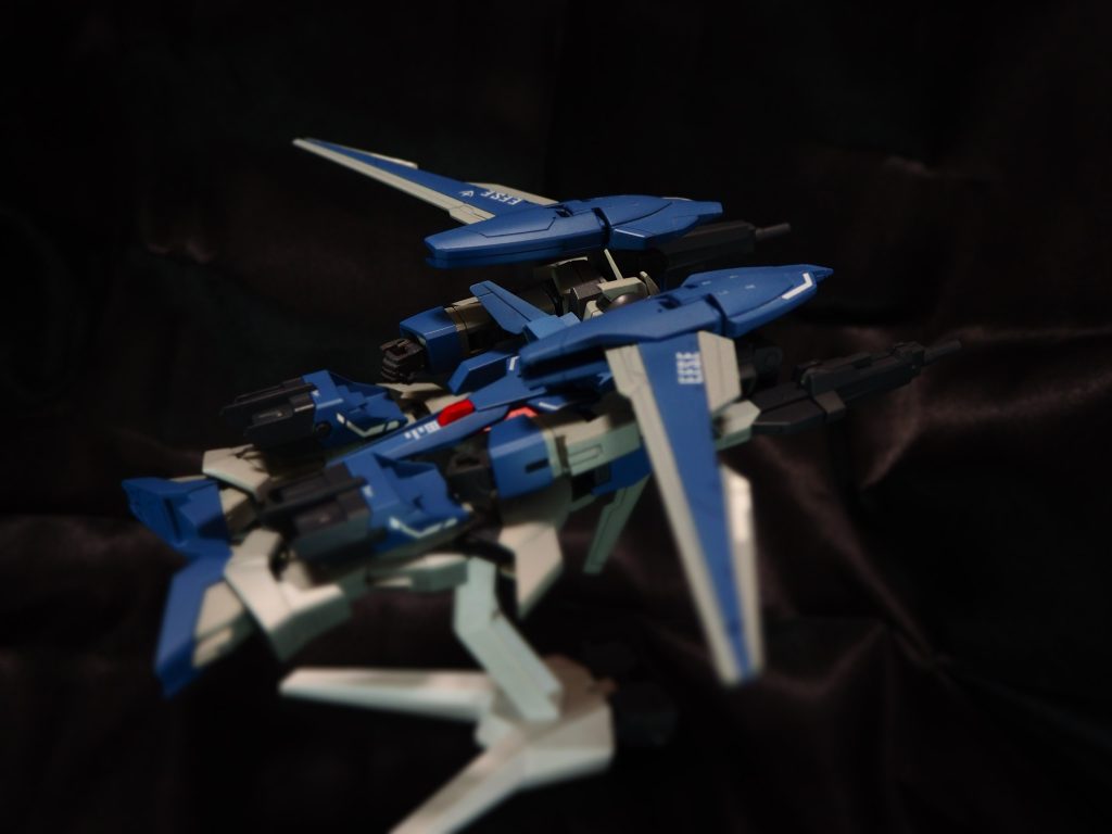 テロ組織対応任務向けに、大気圏での飛行を前提にした造り。目まぐるしく変わる状況・人命救助等も視野に入れて長距離を迅速に移動できることが求められた。