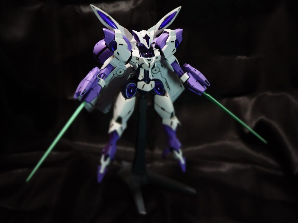 先ずベギルべウのフロント。クリアパーツの部位はきっとそのままだと色味が好かなかった為、水性ホビーカラーのクリアレッド・クリアブルーで調色して吹き付け。内部はきっと付属のホイルシールでやりましたがすごくいい感じなのが写真だとわかりづらい。