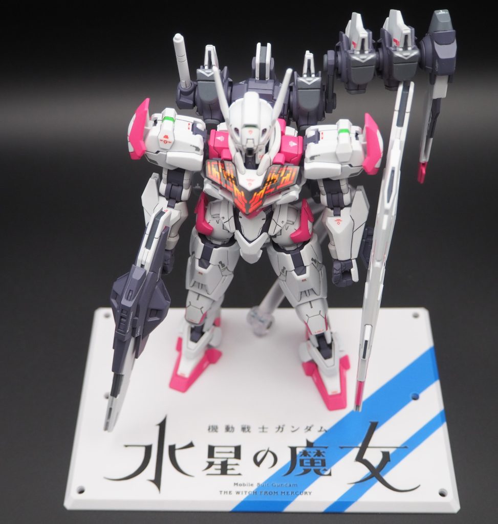 昨年のイベントで貰った台座に簡単塗装してそれっぽく！タイトル入り台座は各シリーズで販売してほしいレベル。