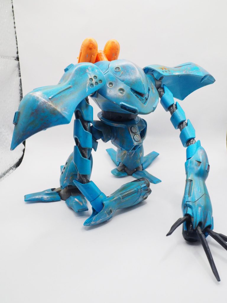 右腕壊れたので右前腕で機体を支えている感じです。潜入失敗したので心なしか肩が下がってガッカリ気味。