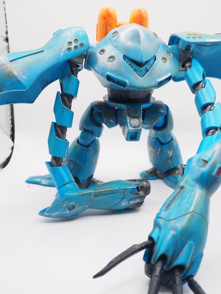 ウェザリングを施してる最中にシンナーでツメの可動部が劣化してもげてしまいました。なので残っていたツメも引っこ抜き、付け根をニッパーで切り裂いてダメージ風になんとかごまかせないかとやりました。