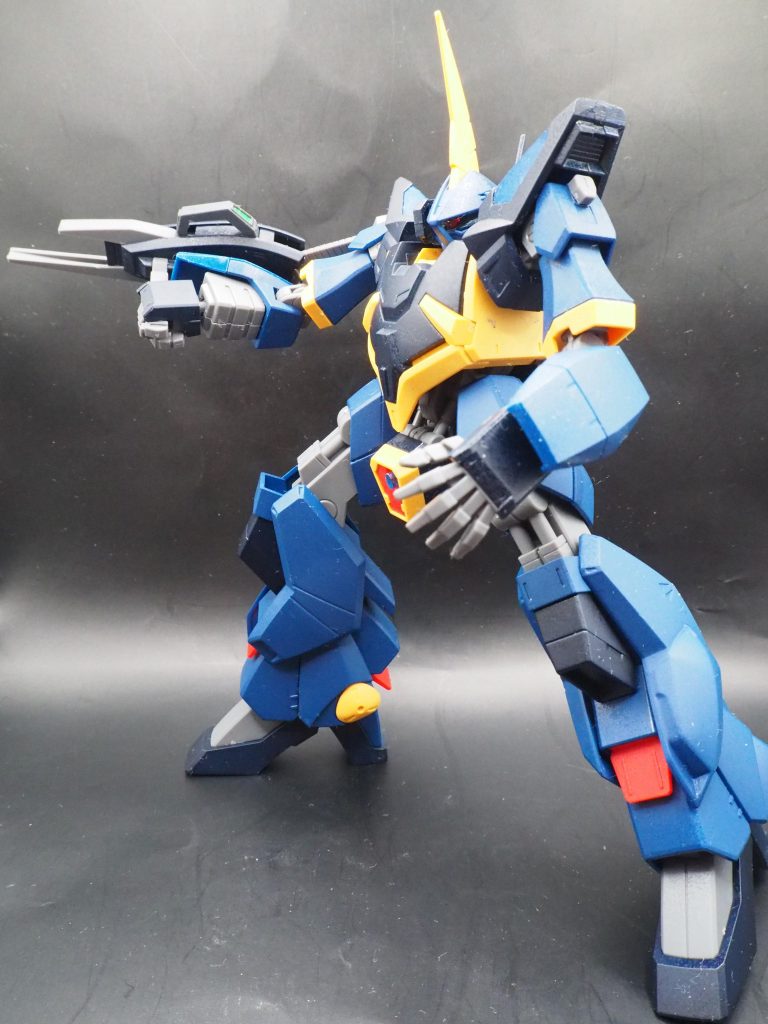 先のジェガン作る際に買ったスプレー缶、ライトブルーは無事にハイゴッグで消費できましたが、ブルーがまだ余っているのでバーザムを引っ張り出して作りました。