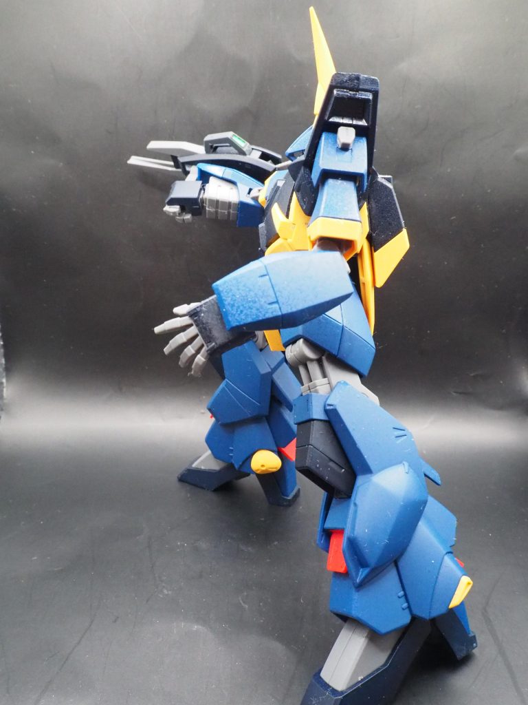 全体のブルーと、ボディ部分等はダークブルーで塗装しました。関節部とかのグレーはまた溶剤で劣化して折れると嫌なので無塗装です。