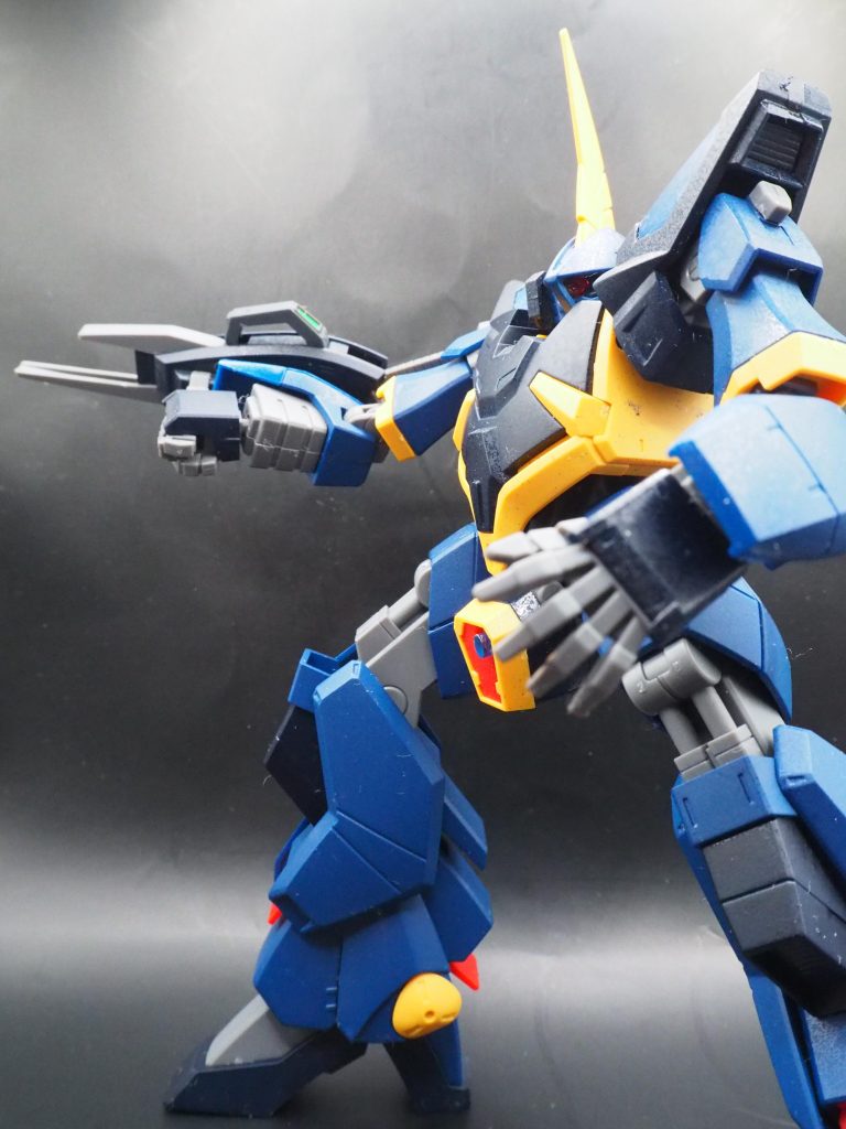 股間の青玉はランナーから切る時に吹っ飛ばして行方不明になったので、ジェガンのカメラ部分の青クリアランナーを切って付けました。全体が明るめのトーンならスミ入れで色合いが締まりますが、青で暗めなのであえてスミ入れはやりませんでした。