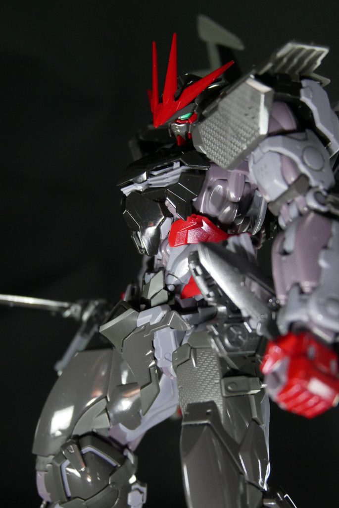 赤をメタリックレッド、バックパックを軍艦色、一部ガンメタルで塗装しております。