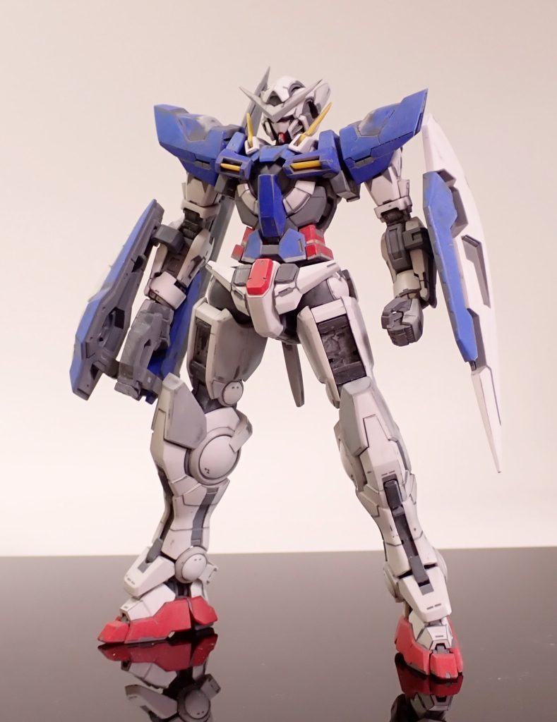 改修点・頭部:アンテナにプラ板を貼って太めにしています。フェイスは白い部分の面積をプラ板やパテなどで広げ、グレー部分は削って面積を狭めています。ツインアイはプラ板からの切り出しです。・腕部:肩幅が広く感じたので、端を1mm程度削り小さくしています。手首はビルダーズパーツのハンドを削って小さくしたものを使用しました。・胸部:肩と胸部の隙間が気になったのでプラ板でフレームっぽいものを設置しました。・腹部:赤と青の装甲の下部に1㎜プラ板を貼り付けて延長しています。・脚部:太腿側面に0.5mmプラ板を貼りボリュームアップ。ディテールはシンプルなものの方が好みなので、MGを参考にラインを掘りました。ヒザは上面に1mm、側面に0.5mmプラ板を貼って大きめにしています。