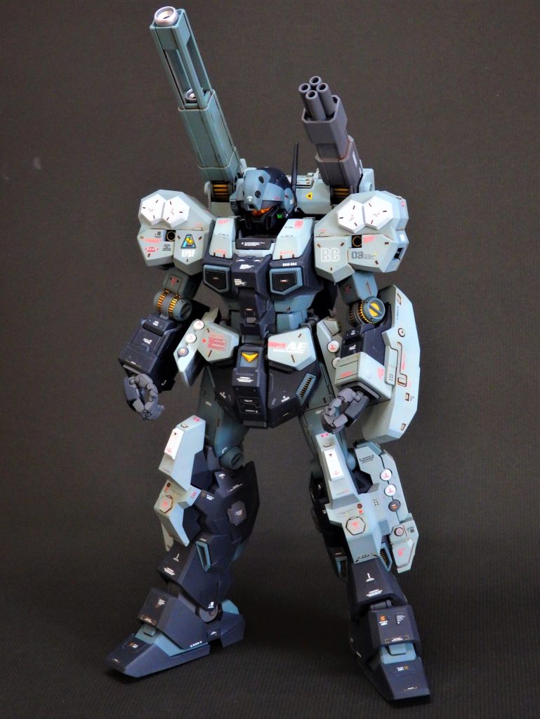 足部　増加装甲にヘキサ型のディティールアップ　キャノン部のバックパック等にもディティール追加しています。