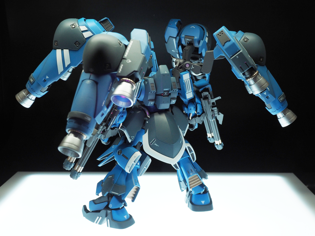 バックショット。アクセントとしてこれまたアクリジョンのカッパーもパイプ部分等に塗っています。また、蛍光ピンクのカラーチップも全身に配置しました。