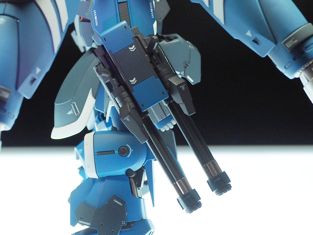 横から。両腕部にはそれぞれ6砲身ガトリングを2門ずつ装備。ガトリング＆シールドはシステムウェポンキットの005と006を組み合わせて作成しました。