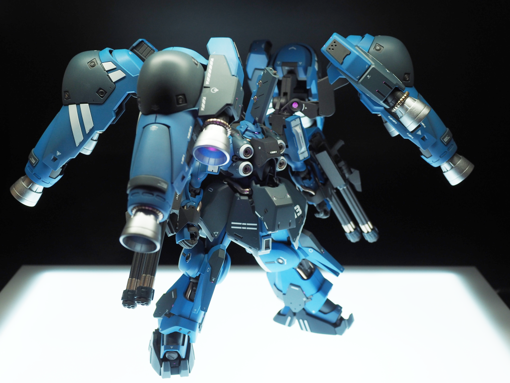 左斜め前からのショット。塗装はいつものアクリジョンで、ベースグレー＋黒鉄色の混色を下地に、ベースブルー＋インディブルー、ベースブルー＋ネイビーブルー、ベースホワイト＋グランプリホワイトをそれぞれ吹き付けました。