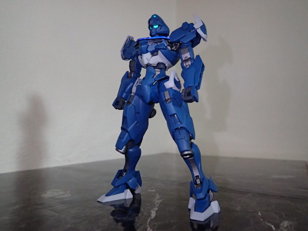 少し斜めから(ツインアイ点灯)